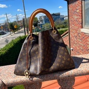 LOUIS VUITTON ARTSY MM